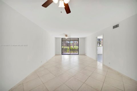 Condo in Deerfield Beach, Florida, 2 bedrooms  № 1973298 - photo 6