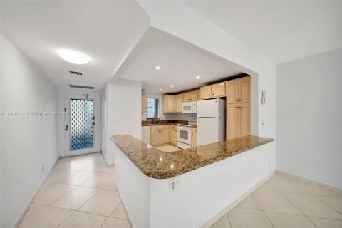 Condo in Deerfield Beach, Florida, 2 bedrooms  № 1973298 - photo 11