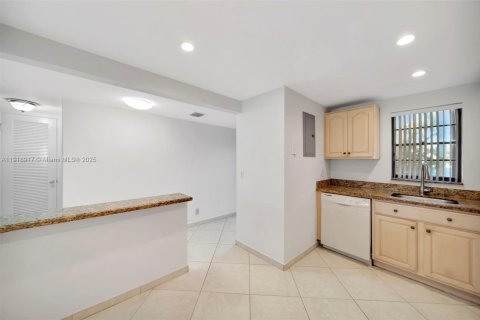 Condo in Deerfield Beach, Florida, 2 bedrooms  № 1973298 - photo 16