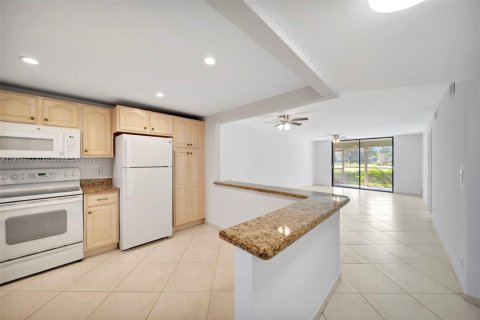 Condo in Deerfield Beach, Florida, 2 bedrooms  № 1973298 - photo 13