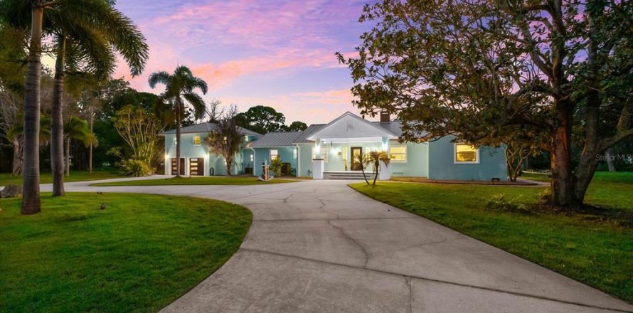House in Tarpon Springs, Florida 3 bedrooms, 303.98 sq.m. № 1919409