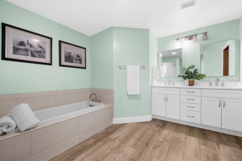 House in Tarpon Springs, Florida 3 bedrooms, 303.98 sq.m. № 1919409 - photo 30