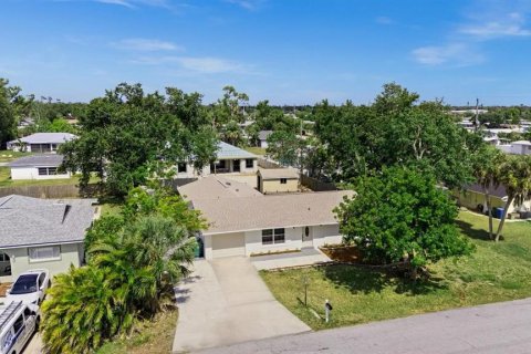 House in Port Charlotte, Florida 3 bedrooms, 192.12 sq.m. № 1766006 - photo 5