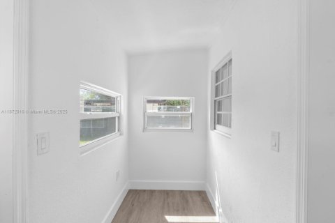 House in Miami, Florida 5 bedrooms, 204.38 sq.m. № 1896031 - photo 25
