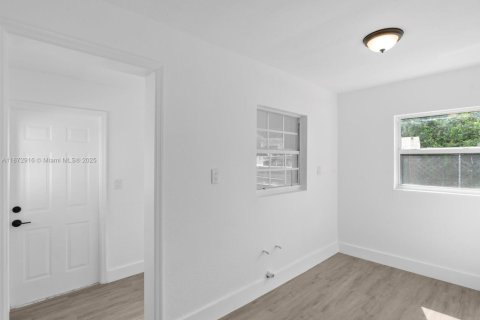 House in Miami, Florida 5 bedrooms, 204.38 sq.m. № 1896031 - photo 28