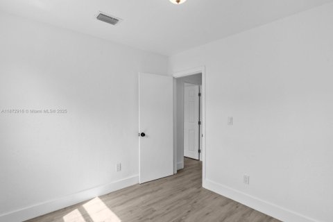 House in Miami, Florida 5 bedrooms, 204.38 sq.m. № 1896031 - photo 29