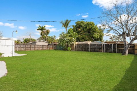 House in Miami, Florida 5 bedrooms, 204.38 sq.m. № 1896031 - photo 6