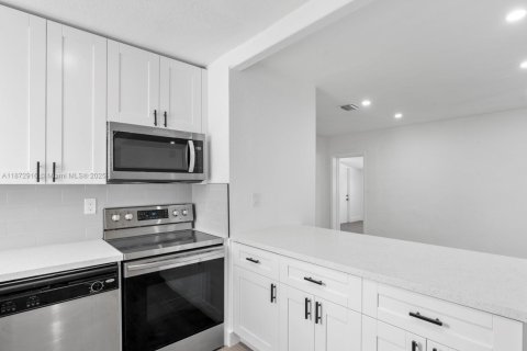 House in Miami, Florida 5 bedrooms, 204.38 sq.m. № 1896031 - photo 13