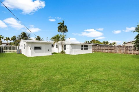House in Miami, Florida 5 bedrooms, 204.38 sq.m. № 1896031 - photo 5