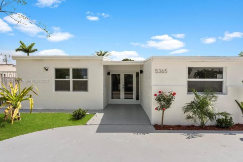 House in Miami, Florida 5 bedrooms, 204.38 sq.m. № 1896031 - photo 3