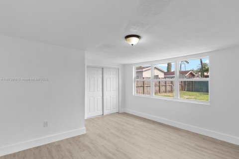 House in Miami, Florida 5 bedrooms, 204.38 sq.m. № 1896031 - photo 19