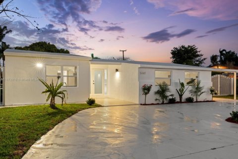 House in Miami, Florida 5 bedrooms, 204.38 sq.m. № 1896031 - photo 10
