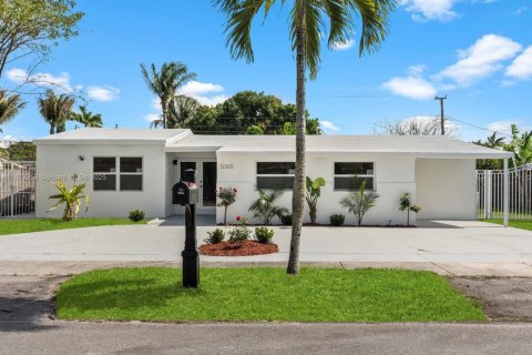 House in Miami, Florida 5 bedrooms, 204.38 sq.m. № 1896031 - photo 1