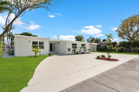 House in Miami, Florida 5 bedrooms, 204.38 sq.m. № 1896031 - photo 2