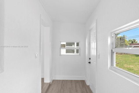 House in Miami, Florida 5 bedrooms, 204.38 sq.m. № 1896031 - photo 24