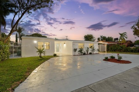 House in Miami, Florida 5 bedrooms, 204.38 sq.m. № 1896031 - photo 9