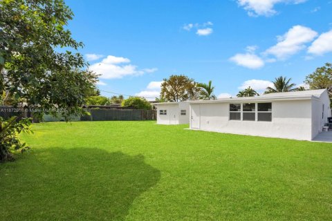 House in Miami, Florida 5 bedrooms, 204.38 sq.m. № 1896031 - photo 4