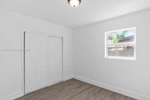 House in Miami, Florida 5 bedrooms, 204.38 sq.m. № 1896031 - photo 30