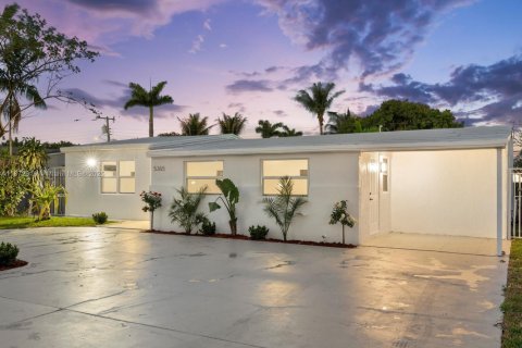 House in Miami, Florida 5 bedrooms, 204.38 sq.m. № 1896031 - photo 7