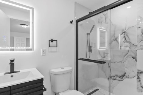 House in Miami, Florida 5 bedrooms, 204.38 sq.m. № 1896031 - photo 16