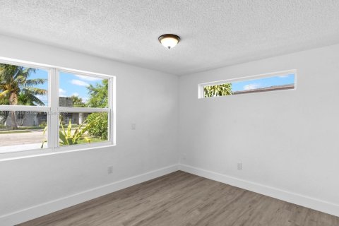 House in Miami, Florida 5 bedrooms, 204.38 sq.m. № 1896031 - photo 21