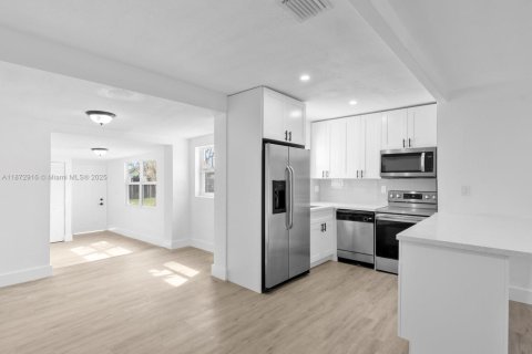 House in Miami, Florida 5 bedrooms, 204.38 sq.m. № 1896031 - photo 12