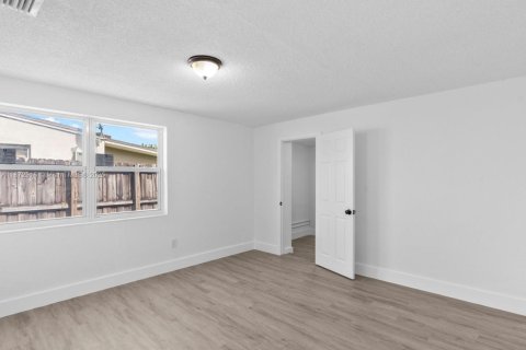 House in Miami, Florida 5 bedrooms, 204.38 sq.m. № 1896031 - photo 23