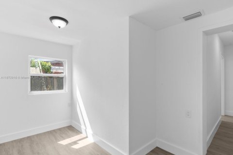 House in Miami, Florida 5 bedrooms, 204.38 sq.m. № 1896031 - photo 27
