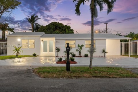 House in Miami, Florida 5 bedrooms, 204.38 sq.m. № 1896031 - photo 8