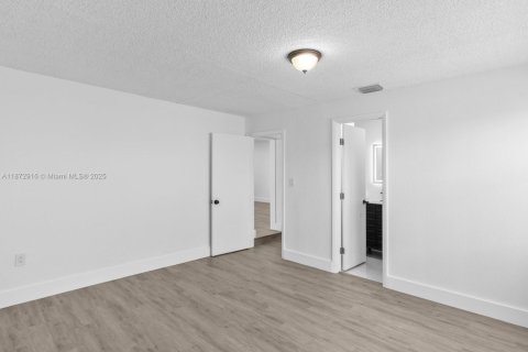 House in Miami, Florida 5 bedrooms, 204.38 sq.m. № 1896031 - photo 22