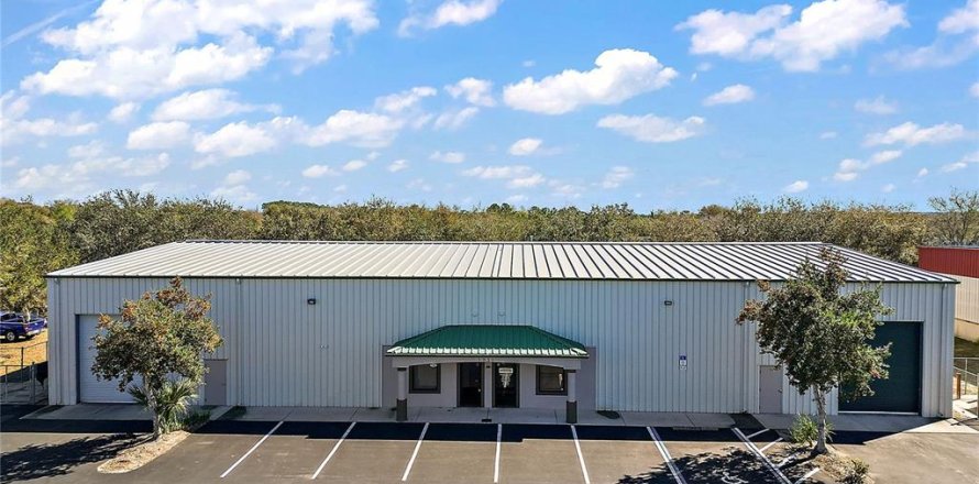 Commercial property in Leesburg, Florida № 2345246