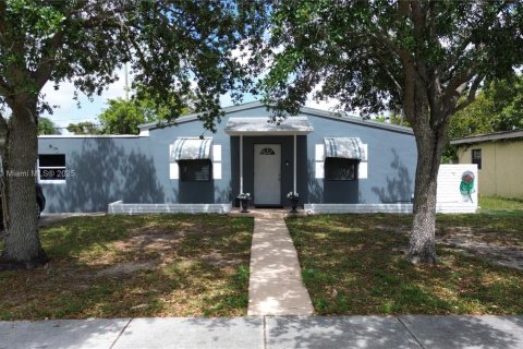 House in West Park, Florida 3 bedrooms, 104.05 sq.m. № 1712171 - photo 1