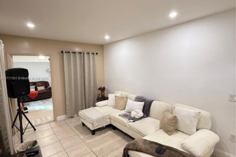 House in West Park, Florida 3 bedrooms, 104.05 sq.m. № 1712171 - photo 3