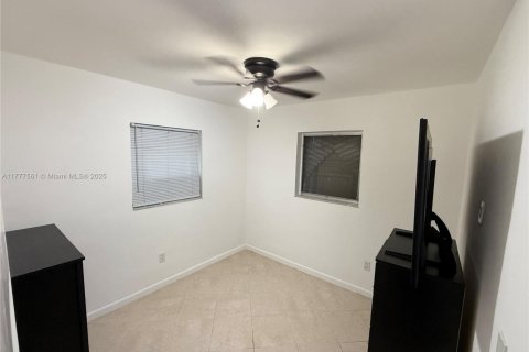 House in West Park, Florida 3 bedrooms, 104.05 sq.m. № 1712171 - photo 12