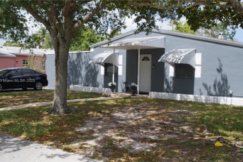 House in West Park, Florida 3 bedrooms, 104.05 sq.m. № 1712171 - photo 22