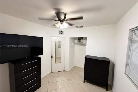 House in West Park, Florida 3 bedrooms, 104.05 sq.m. № 1712171 - photo 10