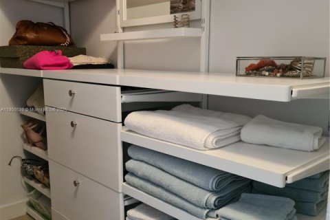 Condo in Hollywood, Florida, 1 bedroom  № 1888863 - photo 17