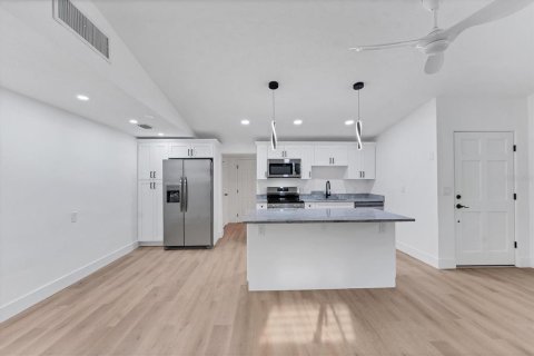 Villa ou maison à vendre à Sarasota, Floride: 4 chambres, 133.5 m2 № 1816853 - photo 4