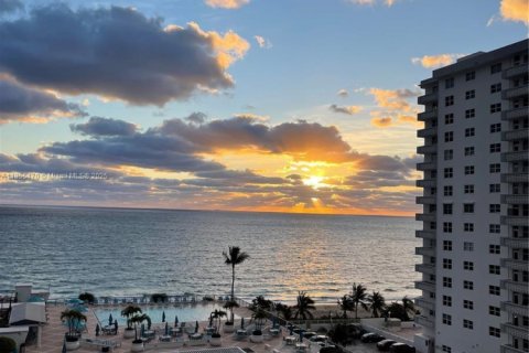 Condo in Fort Lauderdale, Florida, 2 bedrooms  № 1881765 - photo 1
