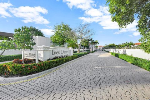 Touwnhouse à vendre à Miami, Floride: 3 chambres, 161.93 m2 № 1979671 - photo 1