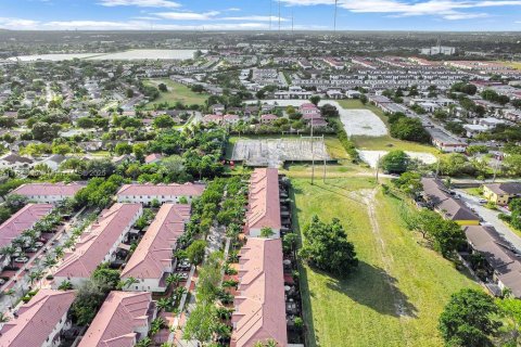 Touwnhouse à vendre à Miami, Floride: 3 chambres, 161.93 m2 № 1979671 - photo 18