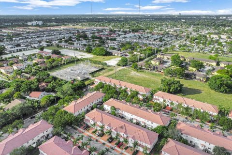 Touwnhouse à vendre à Miami, Floride: 3 chambres, 161.93 m2 № 1979671 - photo 20