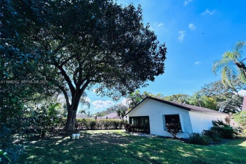House in Coconut Creek, Florida 3 bedrooms, 174.28 sq.m. № 2028179 - photo 12