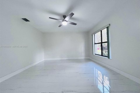 House in Coconut Creek, Florida 3 bedrooms, 174.28 sq.m. № 2028179 - photo 13