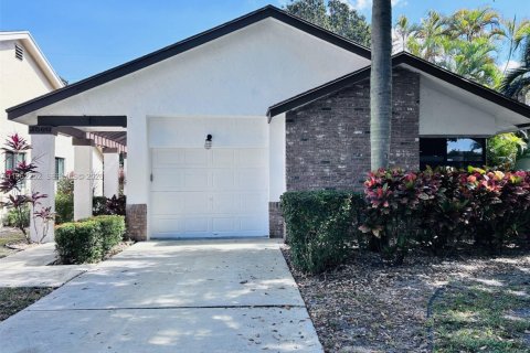 House in Coconut Creek, Florida 3 bedrooms, 174.28 sq.m. № 2028179 - photo 2