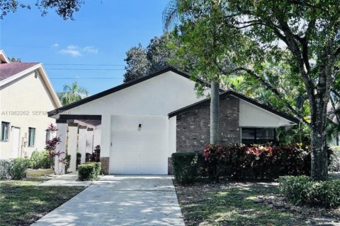 House in Coconut Creek, Florida 3 bedrooms, 174.28 sq.m. № 2028179 - photo 3