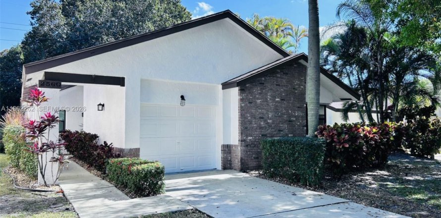 House in Coconut Creek, Florida 3 bedrooms, 174.28 sq.m. № 2028179