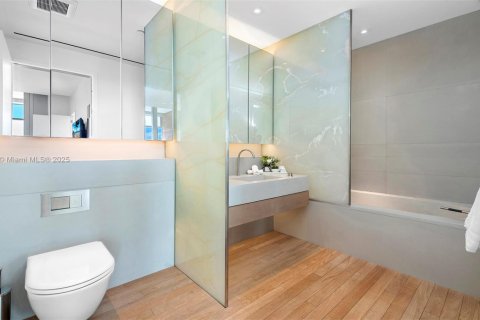 Condo in Miami Beach, Florida, 1 bedroom  № 2022953 - photo 16