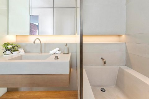 Condo in Miami Beach, Florida, 1 bedroom  № 2022953 - photo 17