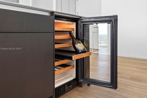 Condo in Miami Beach, Florida, 1 bedroom  № 2022953 - photo 11